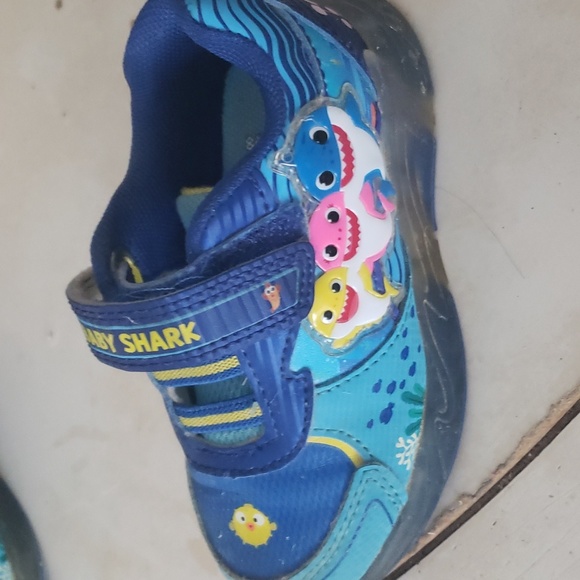 Baby Shark light up sneakers - Picture 3 of 3